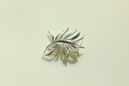 Ornate Leaf Brooch Pin Vintage Jewelry Fashion Accessory
