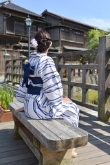 小江戸佐原の町並みと浴衣を着た若く美しい女性の後ろ姿	