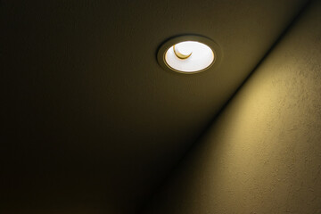 暗い部屋を照らす天井の小さなライト