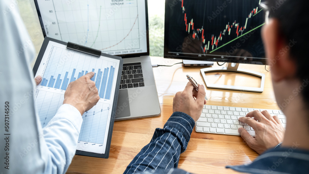 Poster Business trader team checking stock market online analyzing graph data on laptop screen to brainstorming about trading online while working together in office