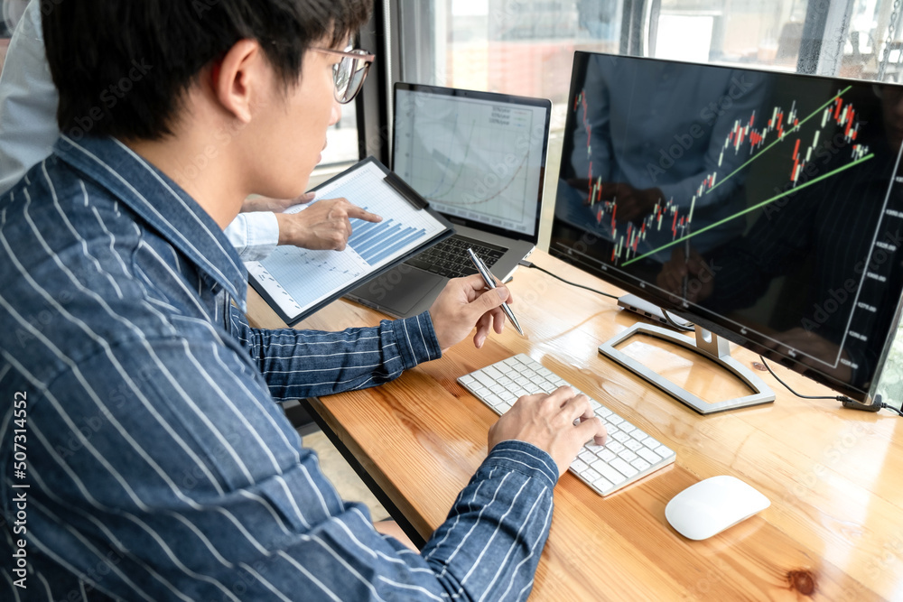 Poster Business trader team checking stock market online analyzing graph data on laptop screen to brainstorming about trading online while working together in office