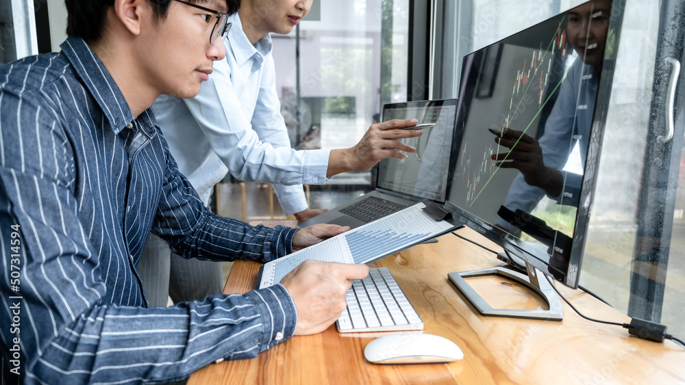Poster Business trader team checking stock market online analyzing graph data on laptop screen to brainstorming about trading online while working together in office