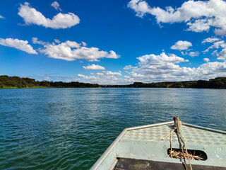 Fototapeta na wymiar Linda vista do rio São Francisco de dentro de um barco a motor, com água limpida e céu azul, na região de Três Marias, Minas Gerais, Brasil.