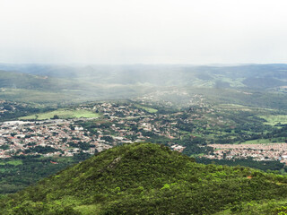 Vista de cidade em montanha conhecida como montanha-do-elefante no município de Matheus Leme,...