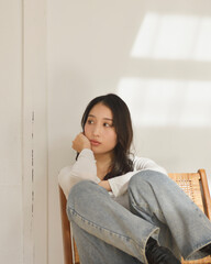 リビングの女性