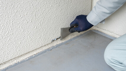 道具で外壁の劣化を削る・下地処理｜リフォーム・塗装業者
