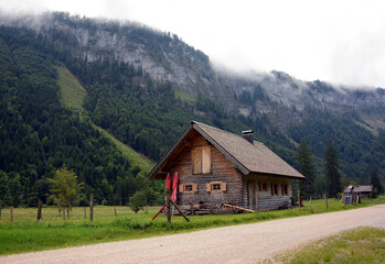 Fototapeta na wymiar Drewniany domek na alpejskim szlaku