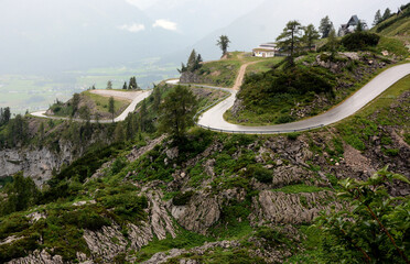 Droga na skalistej górze w Alpach - obrazy, fototapety, plakaty