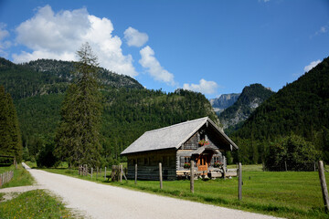 Drewniany domek na alpejskim szlaku - obrazy, fototapety, plakaty