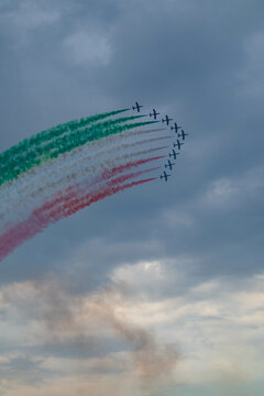 Esibizione delle Frecce Tricolore per la festa di San Nicola, citt&agrave; di Bari, Puglia