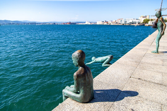 Escultura de Los Raqueros en el puerto de Santander. Cantabria, Espa&ntilde;a.
