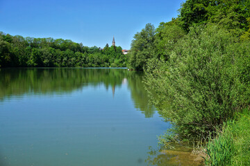 Schlichemtalsperre; Stausee in Schömberg mit Kirche St. Peter und Paul, Baden Württemberg, Deutschland