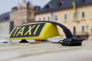 .Taxi Innenstadt Schild befördern Schriftzug Symbol