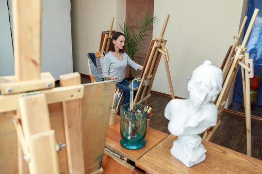 a woman draws in an artistic hobby class