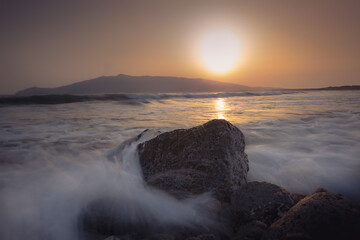 Obraz premium Sonnenuntergangsstimmung an der Küste und felsigen Strand