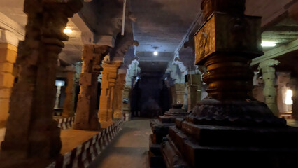 Obraz na płótnie Canvas Corridors of 1000 years old Hindu god shiva temple from Tamil Nadu, India