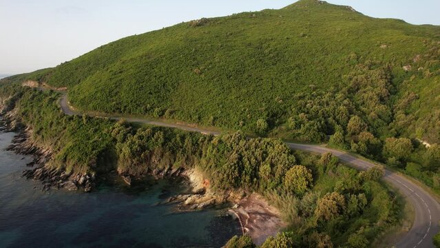 route ensoleill&eacute;e au lever du jour et une tour g&eacute;noise - Cap Corse