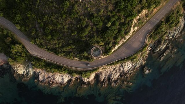 voiture sur une route sur le littoral du Cap Corse et une tour g&eacute;noise au bord de la M&eacute;diterran&eacute;e - Haute Corse
