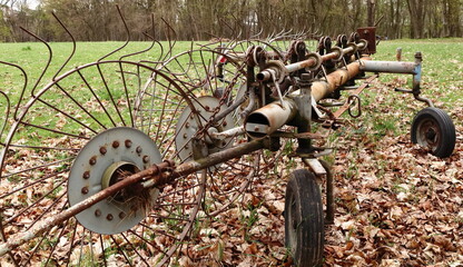 Old agricultural machine. Tedder, hay spreader.
Stara maszyna rolnicza. Przetrząsacz, rozrzutnik...