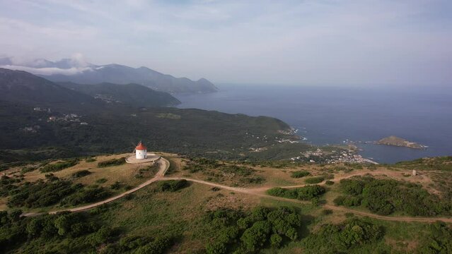 le Moulin Mattei en vue aérienne dans le Cap Corse - Haute-Corse