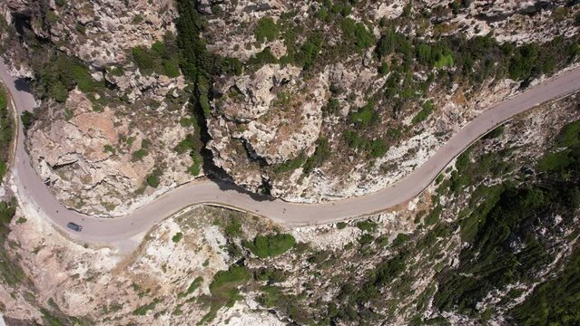 vue a&eacute;rienne d'une voiture sur une route sinueuse