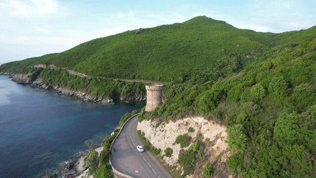 voiture sur une route dans le Cap Corse et une tour g&eacute;noise - Corse