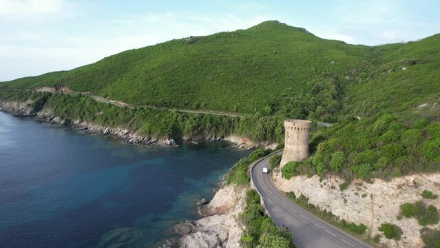 tour g&eacute;noise au bord de la mer avec la route et une voiture - Cap Corse