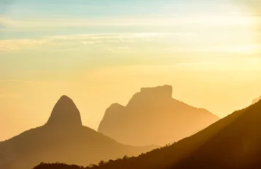 Photo sur Aluminium Rio de Janeiro Silhouette de montagnes de Rio de Janeiro pendant le coucher du soleil d& 39 été