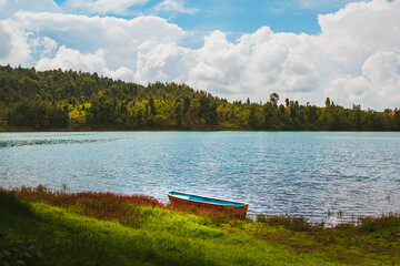 Naklejka premium Boat in the lake