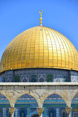 Fototapeta na wymiar Beautiful mosque Dome of the rock situated on the temple mound in Jerusalem, Israel in a beautiful sunny day with blue sky.