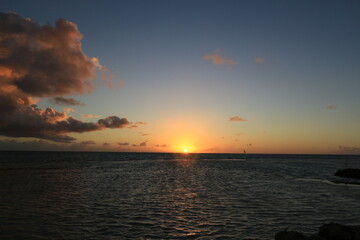 Fototapeta premium sunset over the sea on bonaire dutch caribbean 