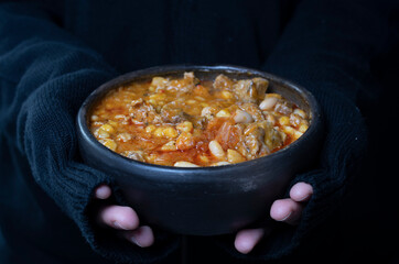 Locro tradicional argentino. Es una comida caliente, nutritiva, con proteínas. Ideal para épocas de frío. Locro con porotos, maíz, zapallo, cebolla, embutidos, chorizos colorados. 