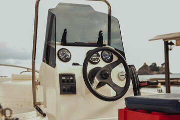 The steering wheel of a sailing yacht and a navigation device