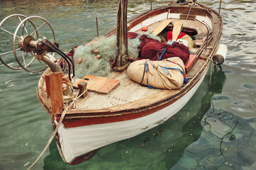 Obraz premium a boat stands on the water with accessories for catching fish.