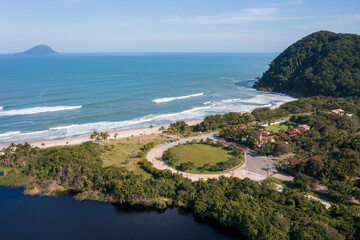 praia do litoral brasileiro vista por cima com a mata Atlantic próxima 