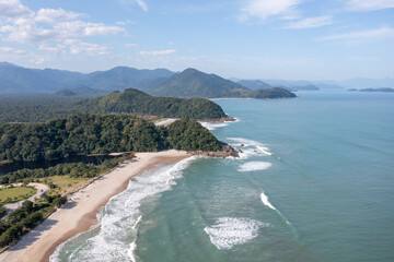 praia da jurema vista por cima, litoral norte de São Paulo, São Sebastião, Brasil. Paisagem que remete a férias, verão e viagem. 