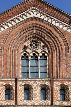 elegante trifora in facciata della chiesa di San Francesco maggiore a Pavia