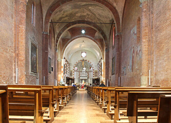 la navata centrale della chiesa romanica di San Lanfranco a Pavia