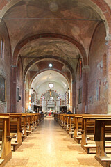 la navata centrale della chiesa romanica di San Lanfranco a Pavia