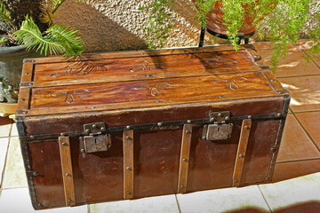 coffre ancien © lefalherjeanluc