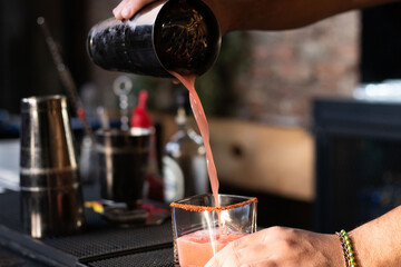 Bartender sirviendo margarita de fresa 