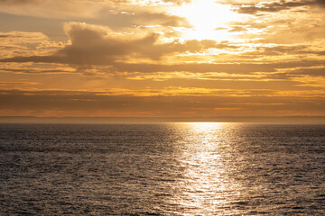 Die Abendsonne leuchtet über dem Meer