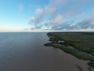 dron playa arena nubes rio agua