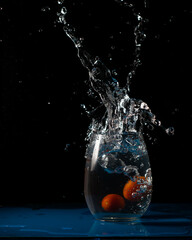 Chapoteo de agua en vaso