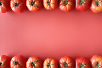 かわいいトマトのフレーム素材（シンプル赤背景）