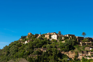 Fototapeta na wymiar Deià, un bonito pueblo con casas de piedra en las montañas de la Serra de Tramuntana de Mallorca (Islas Baleares, España)