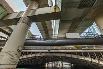 Obraz premium 東京の川を航行する船から見る風景