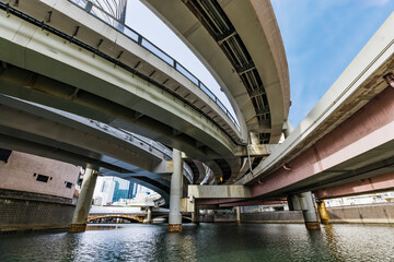 Fototapeta premium 東京の川を航行する船から見る風景