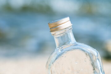 Obraz premium 【ビーチ】青い海の砂浜の上のガラスボトル 夏休み 