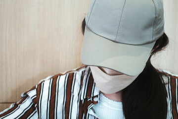帽子とマスクをした女性